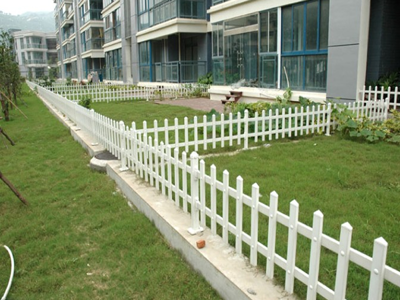 供应美观实用的PVC草坪护栏