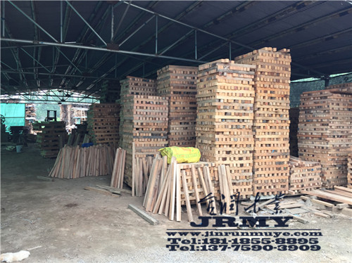 供应用于实木楼梯生产|踏步板价格|徐州楼梯厂家的徐州实木楼梯批发,扶手价格,立柱图片