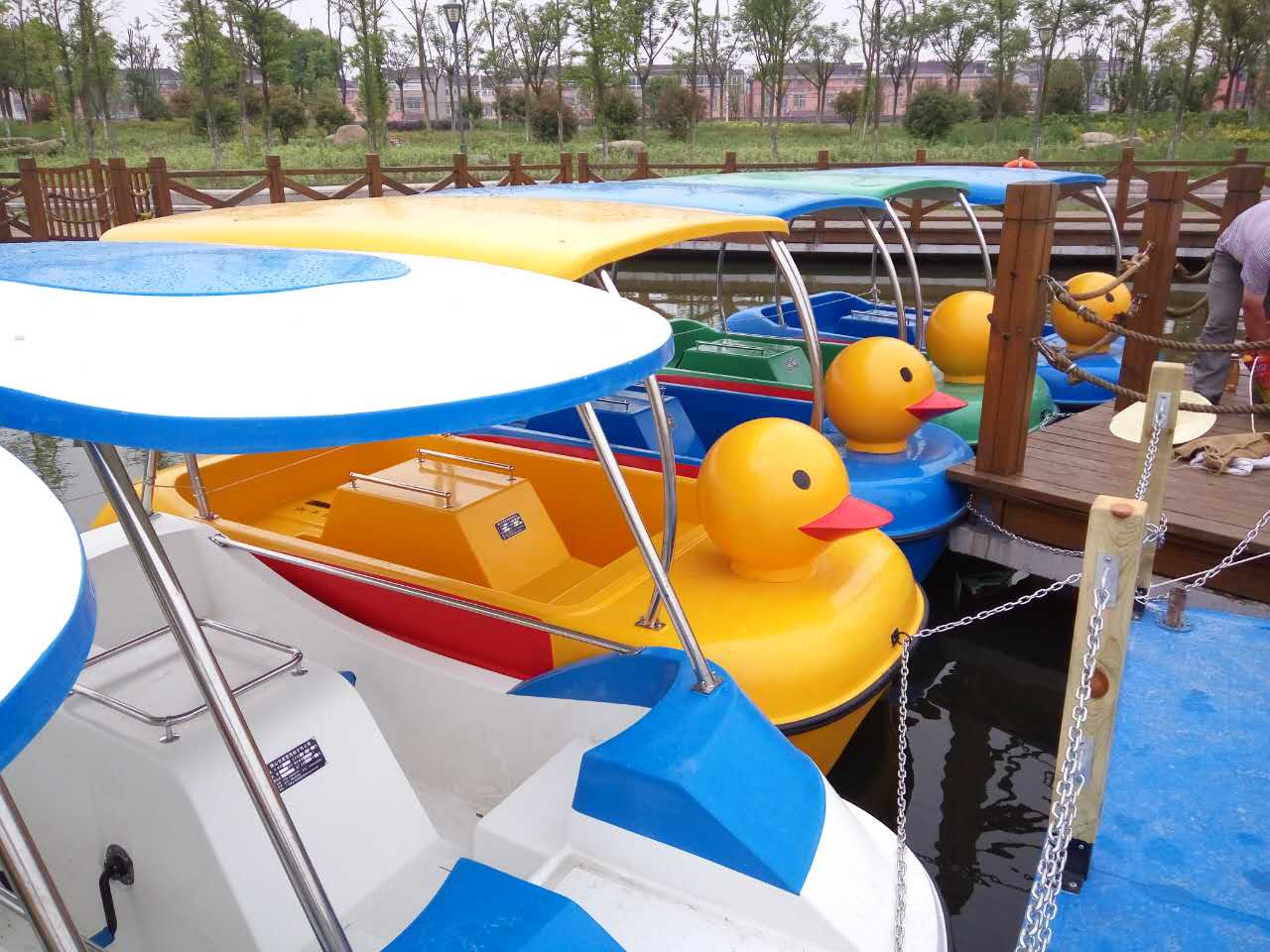 大黄鸭脚踏船 公园景区游玩观光脚踏船 卡通黄鸭脚踏船 价格实惠
