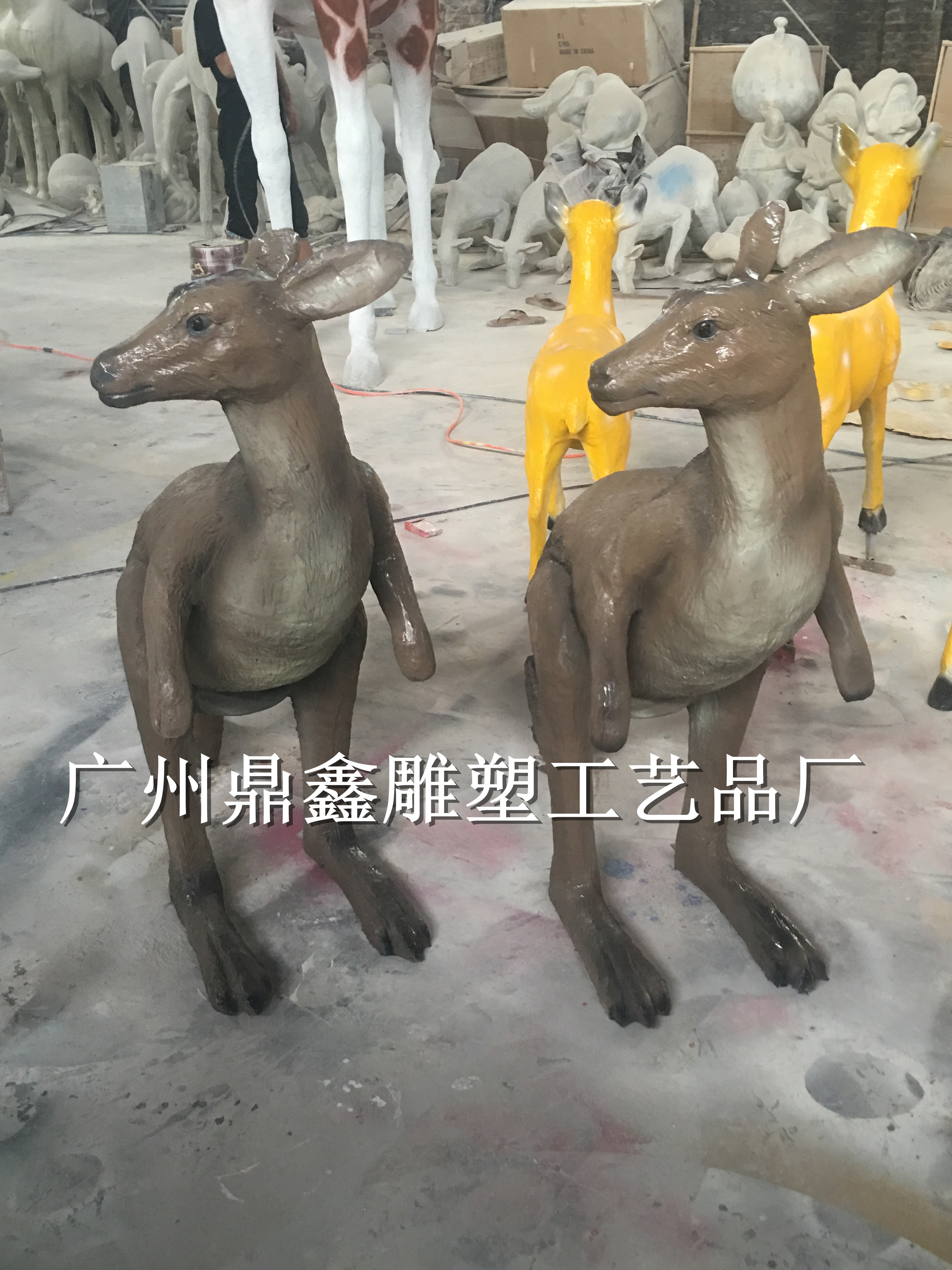 动物袋鼠雕塑厂家直销订做玻璃钢品图片