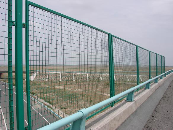 厂家常年直销框架护栏网 双边丝折弯护栏网 围栏网 可定做