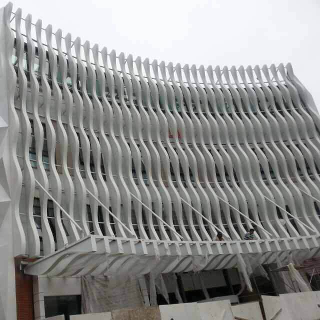 弧形铝方通，天花吊顶艺术铝方通 铝方通格栅 吊顶铝天花 条形板