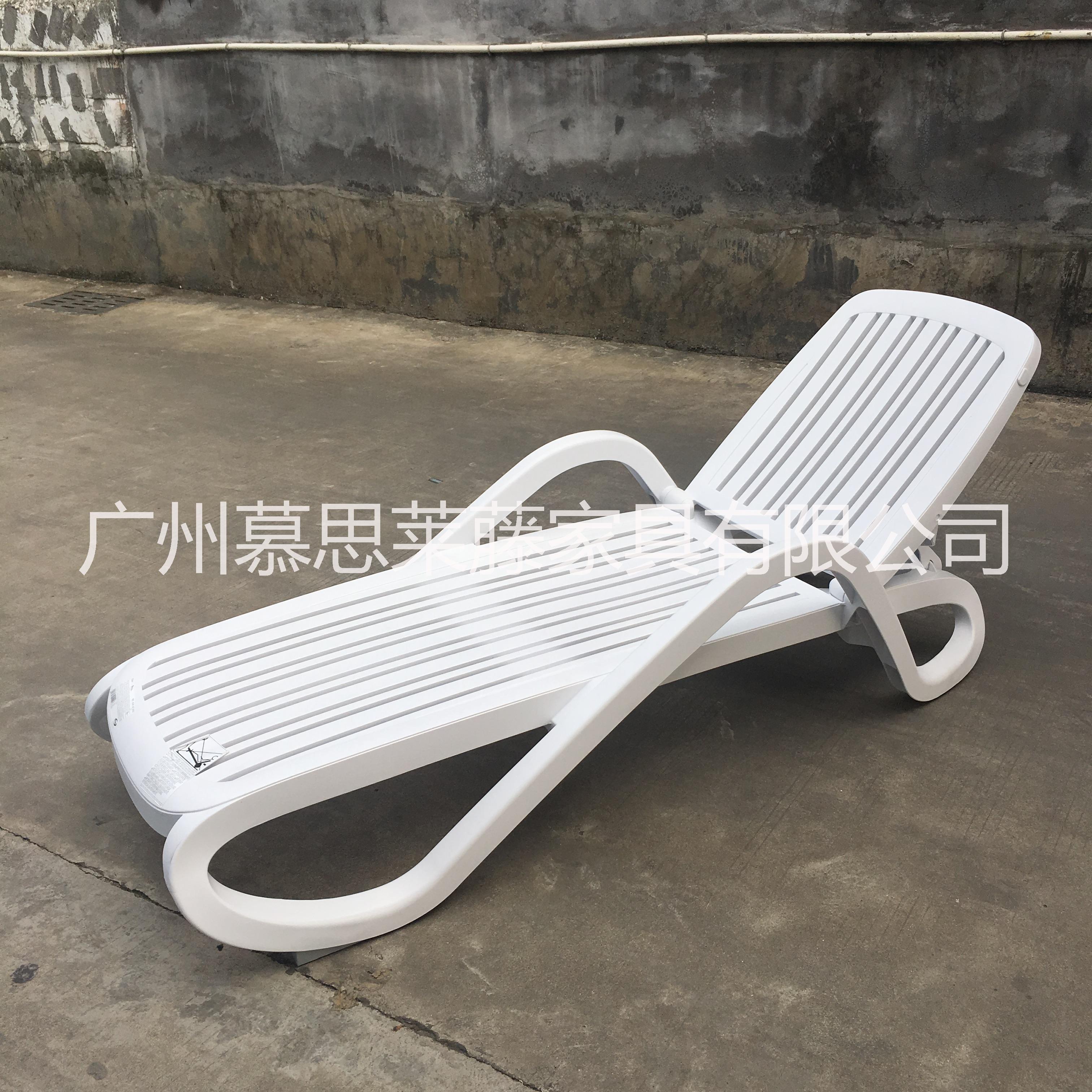 进口塑料沙滩椅 白色海边沙滩椅 可折叠沙滩躺床 户外休闲午休躺椅图片