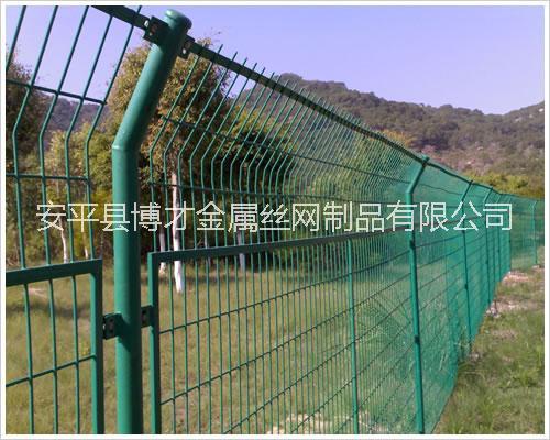 养殖围栏网厂家、哪里有卖养殖围栏网的厂家？铁丝围栏网批发