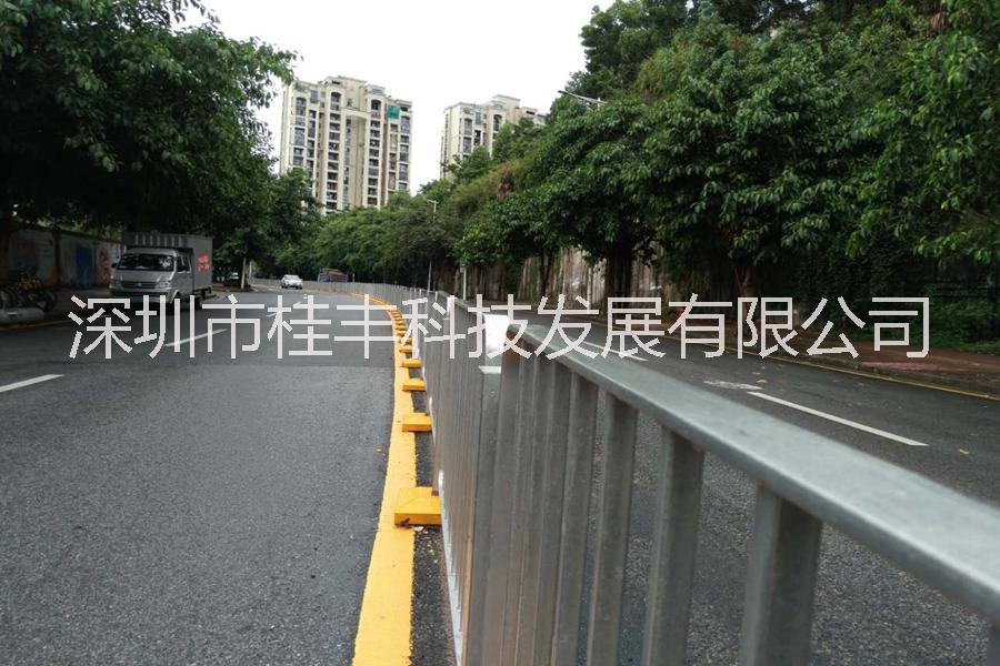 深圳公路标准的安防护栏是什么材质的？