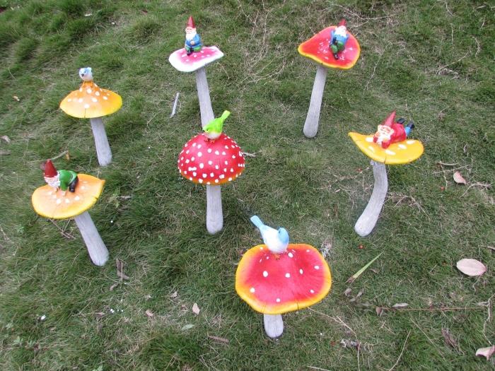 特色蘑菇雕塑造型，各种颜色玻璃钢 特色蘑菇雕塑造型各种颜色雕塑