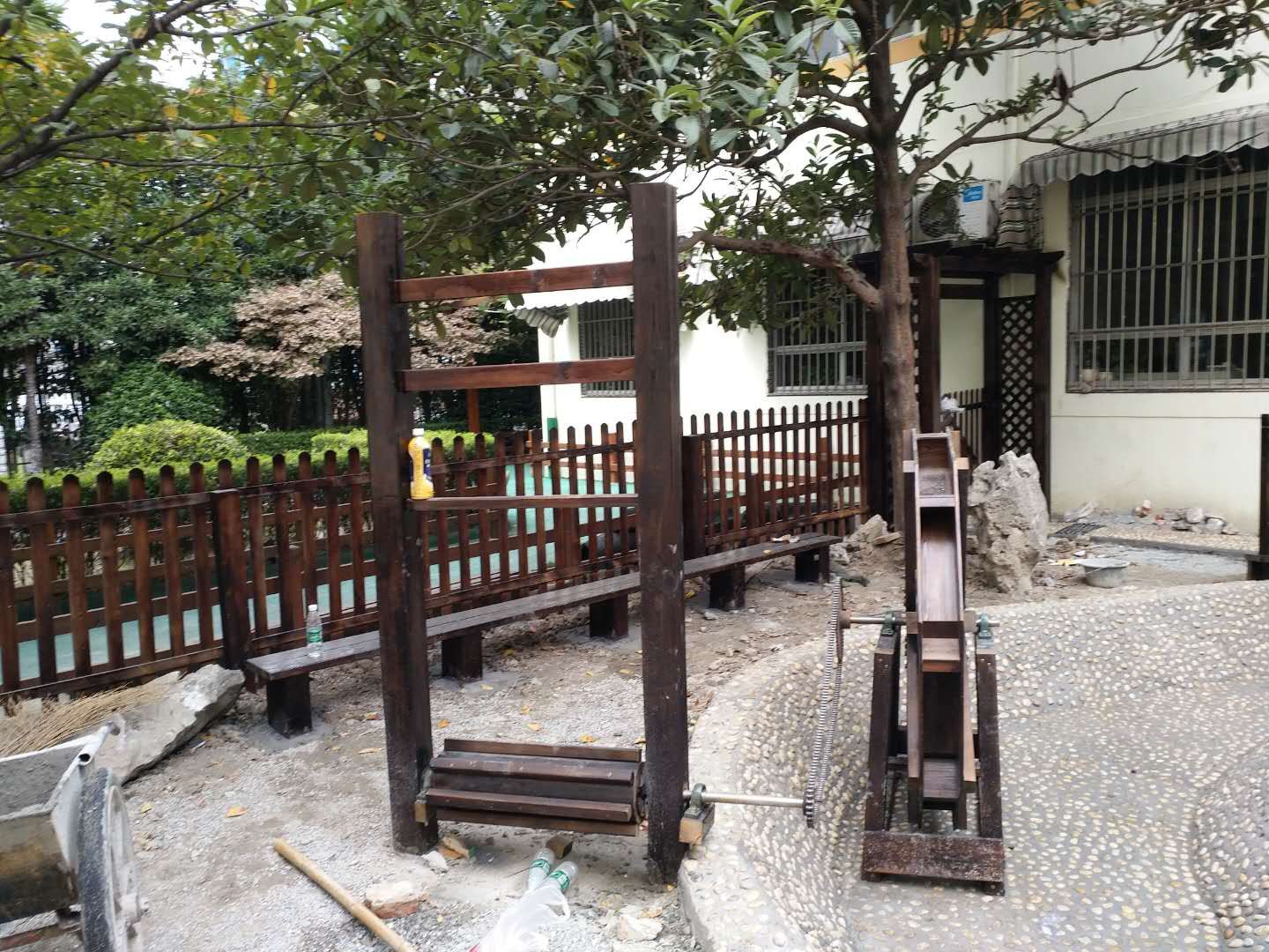 山东防腐木园艺护栏供应商_园艺护栏施工电话