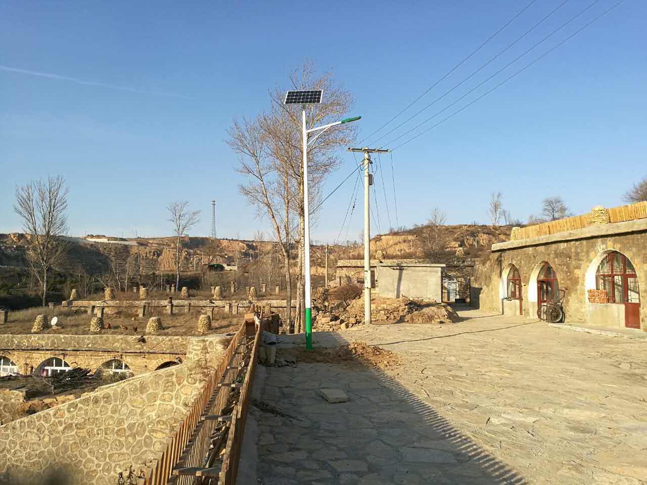 重庆黔江黑溪7米太阳能路灯安装完成江苏开元供应产品