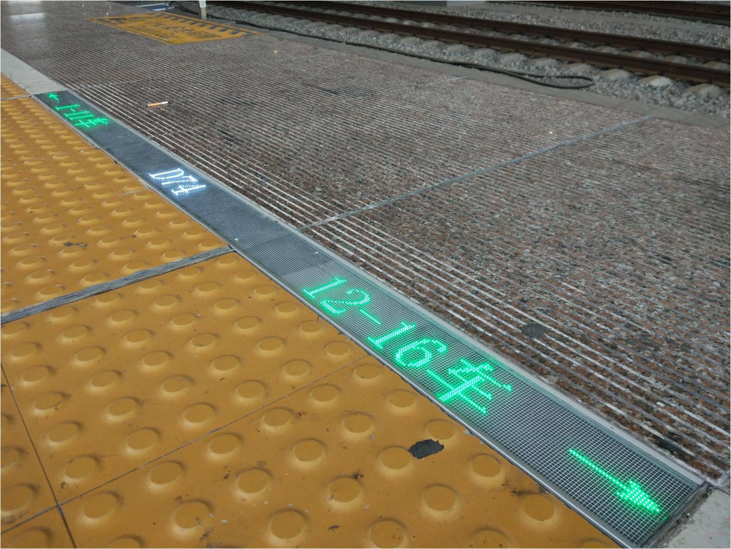 铁路站台地面显示引导系统LED全彩 地面显示车号车次高铁站地面显示车号车次图片