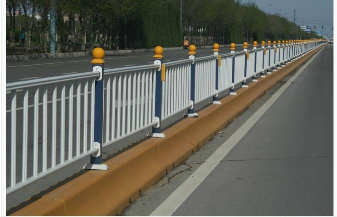 郑州仿木纹交通围栏，锌钢围墙栏杆批发