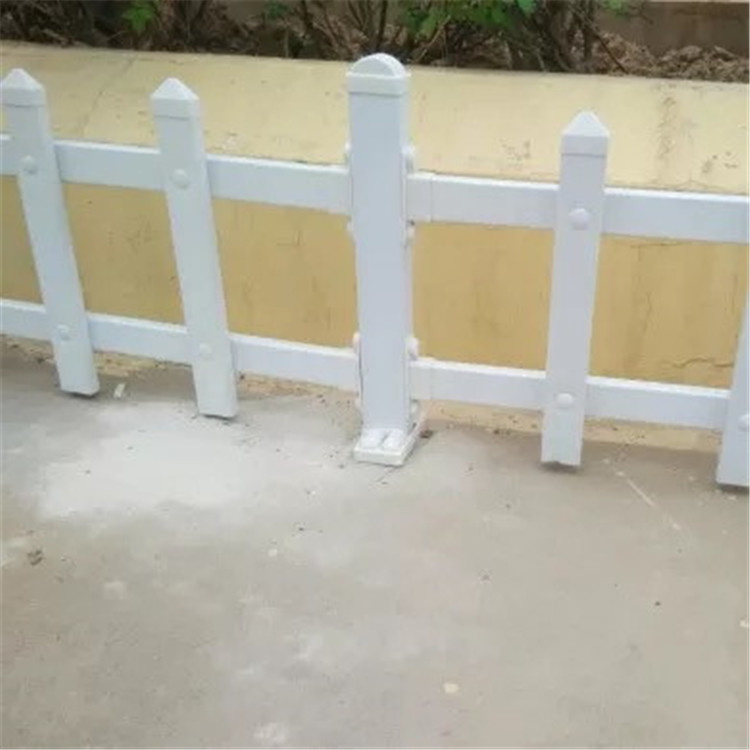 供应白色新型护栏 天津PVC护栏网价格 景区花园型护栏 1米蓝白色PVC围栏
