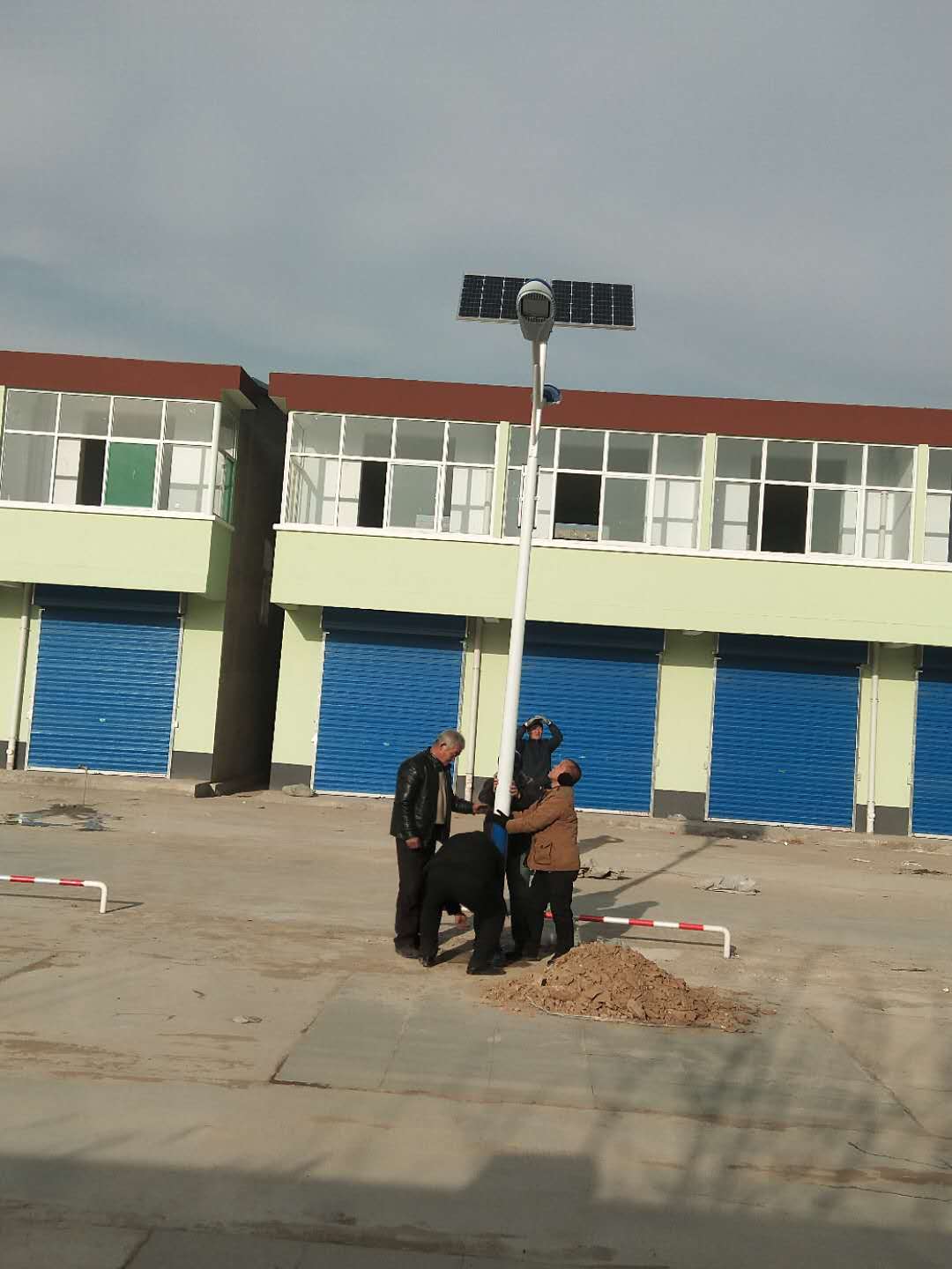 山西临汾浮山县安装了5米双臂30W太阳能路灯效果特别好