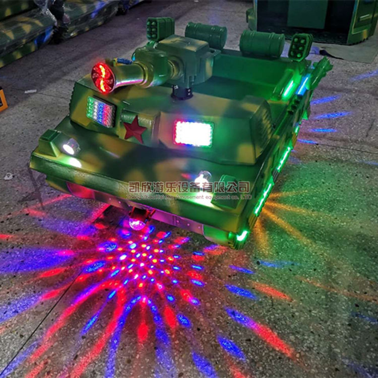 新款儿童迷彩坦克碰碰车带洒水灯双人亲子电瓶玩具车