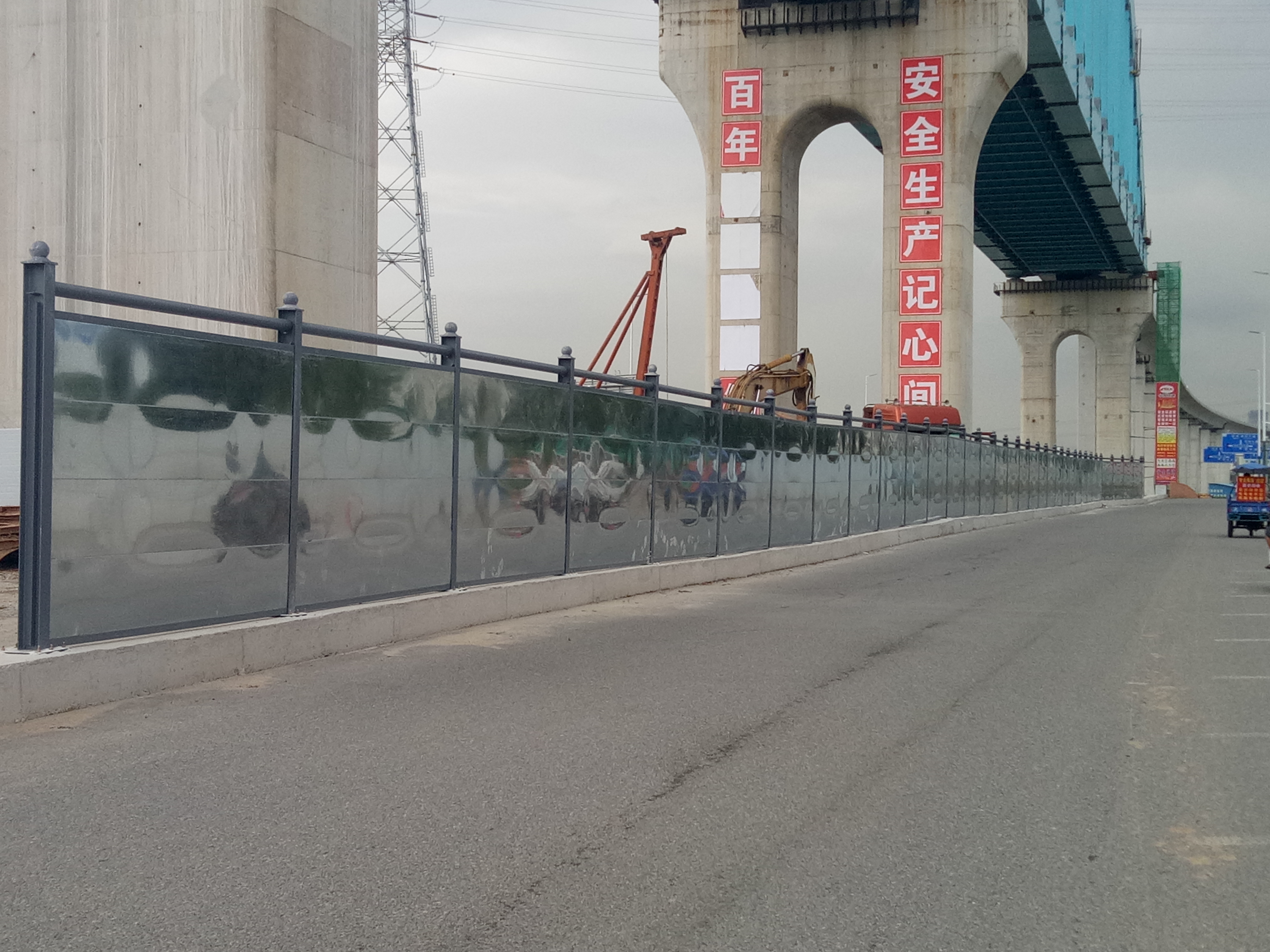 大量供应深圳市交委C型钢结构镀锌扣板围挡图片