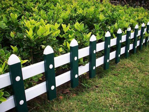 PVC护栏 草坪护栏 绿化环境PVC护栏 草坪护栏 绿化环境优美 颜色亮丽 不褪色