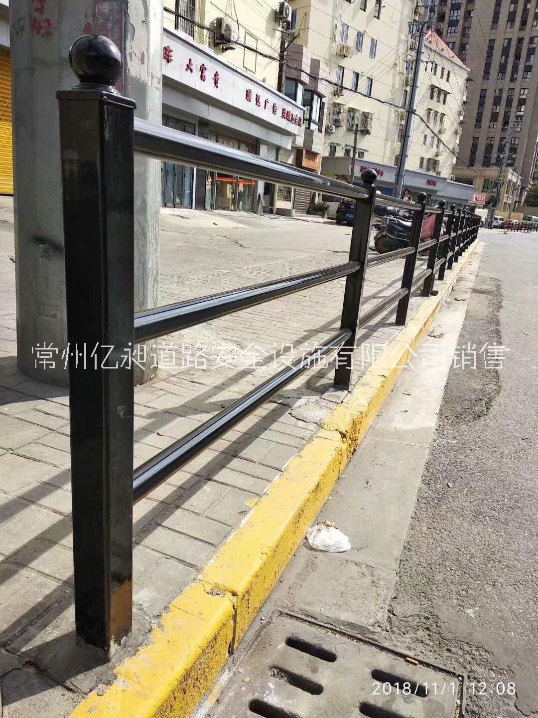 上海三横杆道路护栏中心护栏机非隔离护栏花式草坪围墙护栏，常州护栏厂定制各类护栏