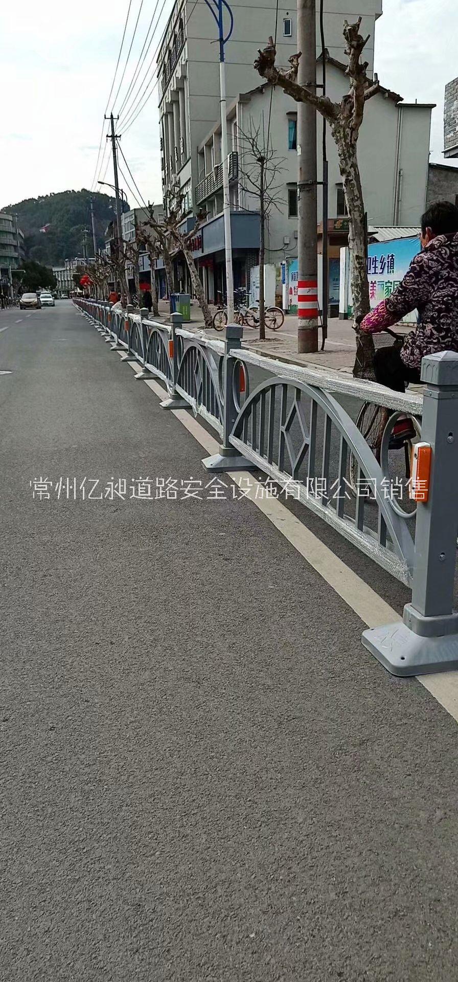 广东浙江灰色弯弧花式市政道路护栏，支持定制各类花式护栏