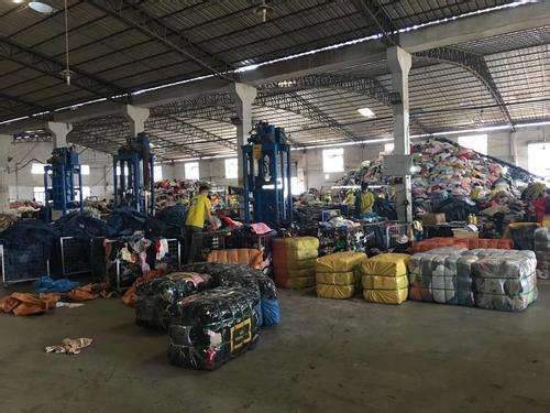 东莞地区收购库存服装尾货，长期大量回收库存服装尾货图片