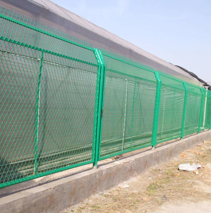 公路安全防护网高速护栏网机场隔离栏网铁路防护网围栏网可定制 全国高速护栏