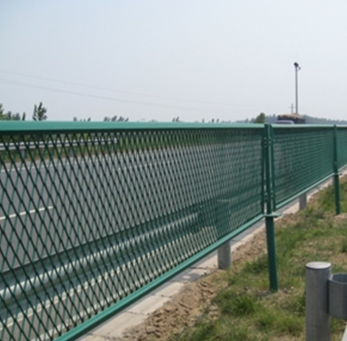 公路安全防护网高速护栏网机场隔离栏网铁路防护网围栏网可定制
