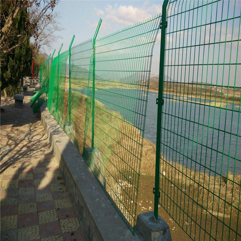 绿色铁丝网围墙@泰展生产绿色铁丝网围墙@绿色铁丝网围墙生产厂家
