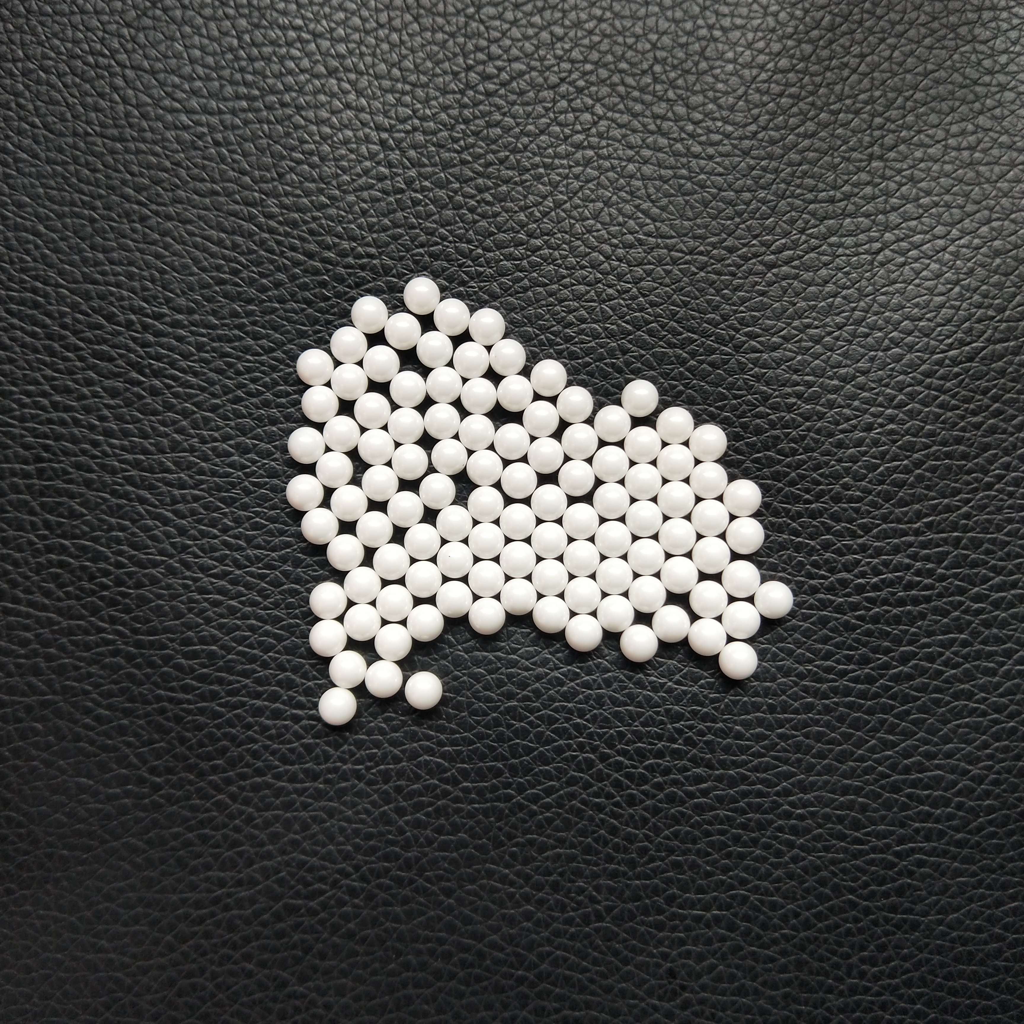 厂家直销3mm4mm耐腐蚀耐酸碱白球氧化锆研磨陶瓷球图片
