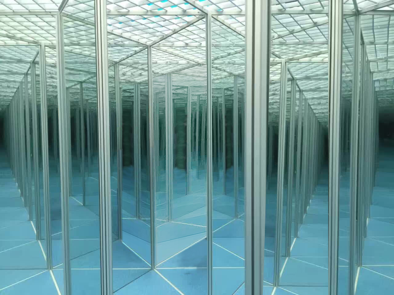 商场创意镜子迷宫铝材60度六棱柱迷宫制作原材料厂家