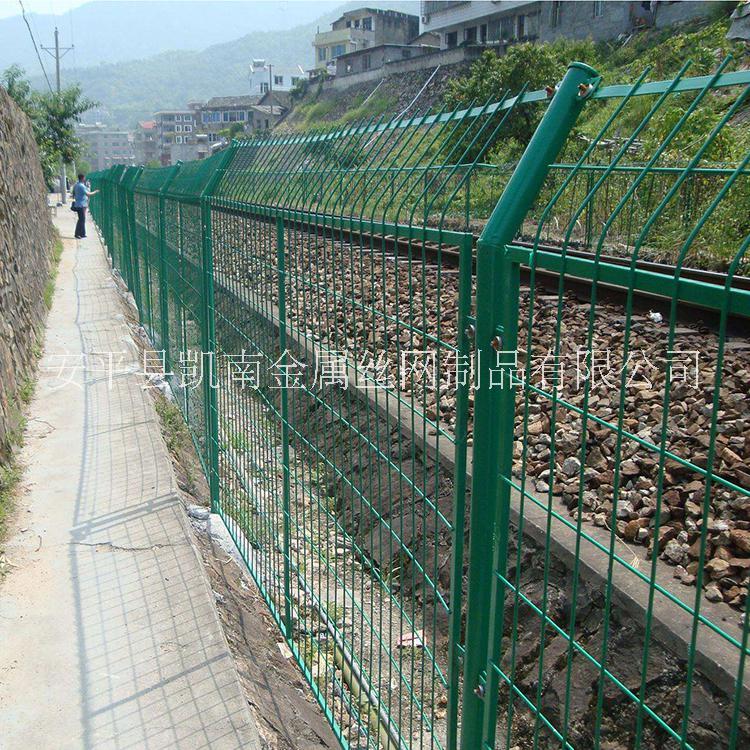 供应折弯护栏网 | 道路绿化框架护栏网 | 三角折弯护栏网