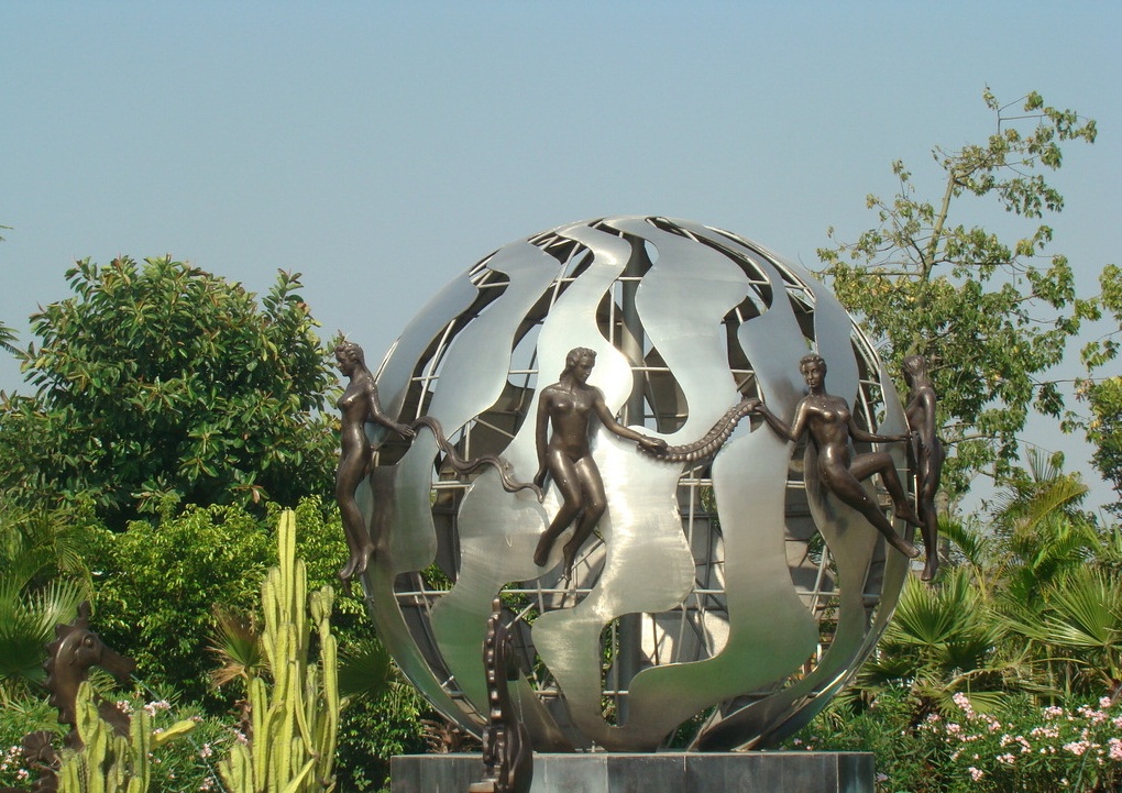 不锈钢创意抽象球形雕塑大型金属铁艺彩色镂空球户外景观装饰摆件图片