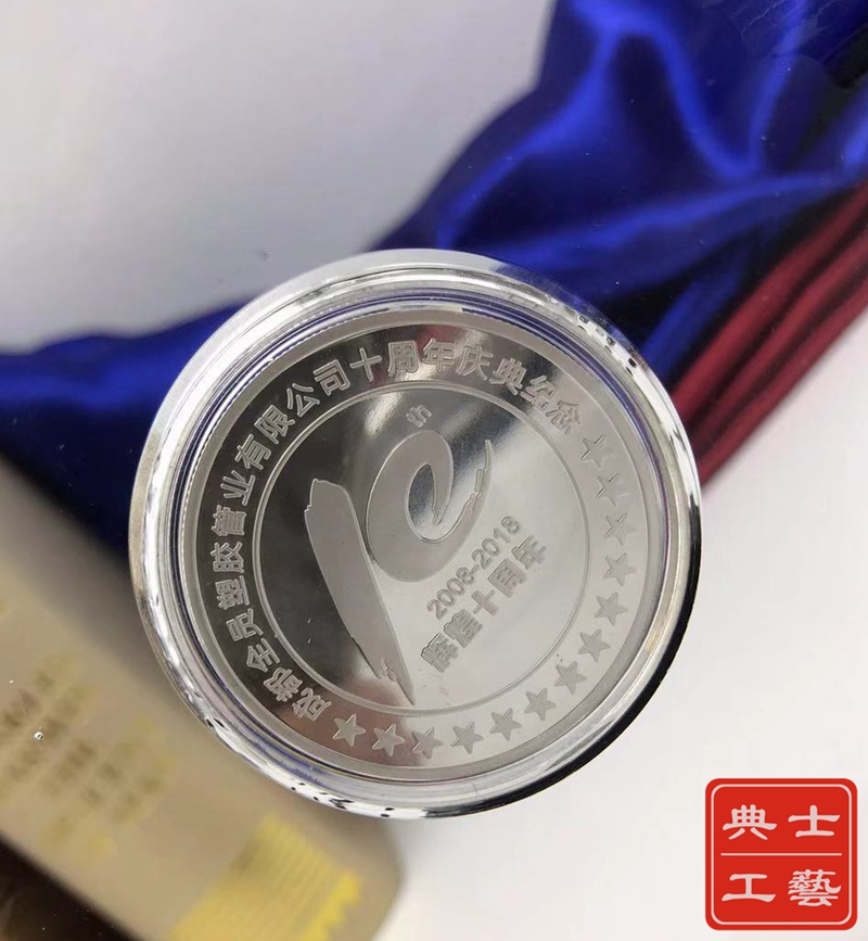 上海市十周年庆典纪念品厂家设计定做十周年庆典纪念品、公司年会会议专属礼品、员工客户答谢会留念礼物、开封市水晶内嵌纪念币摆件厂家
