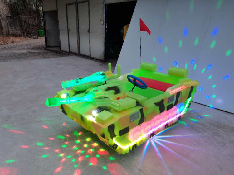 广场儿童玩具碰碰车新款迷彩坦克出租游乐设备公园双人电动电瓶车图片