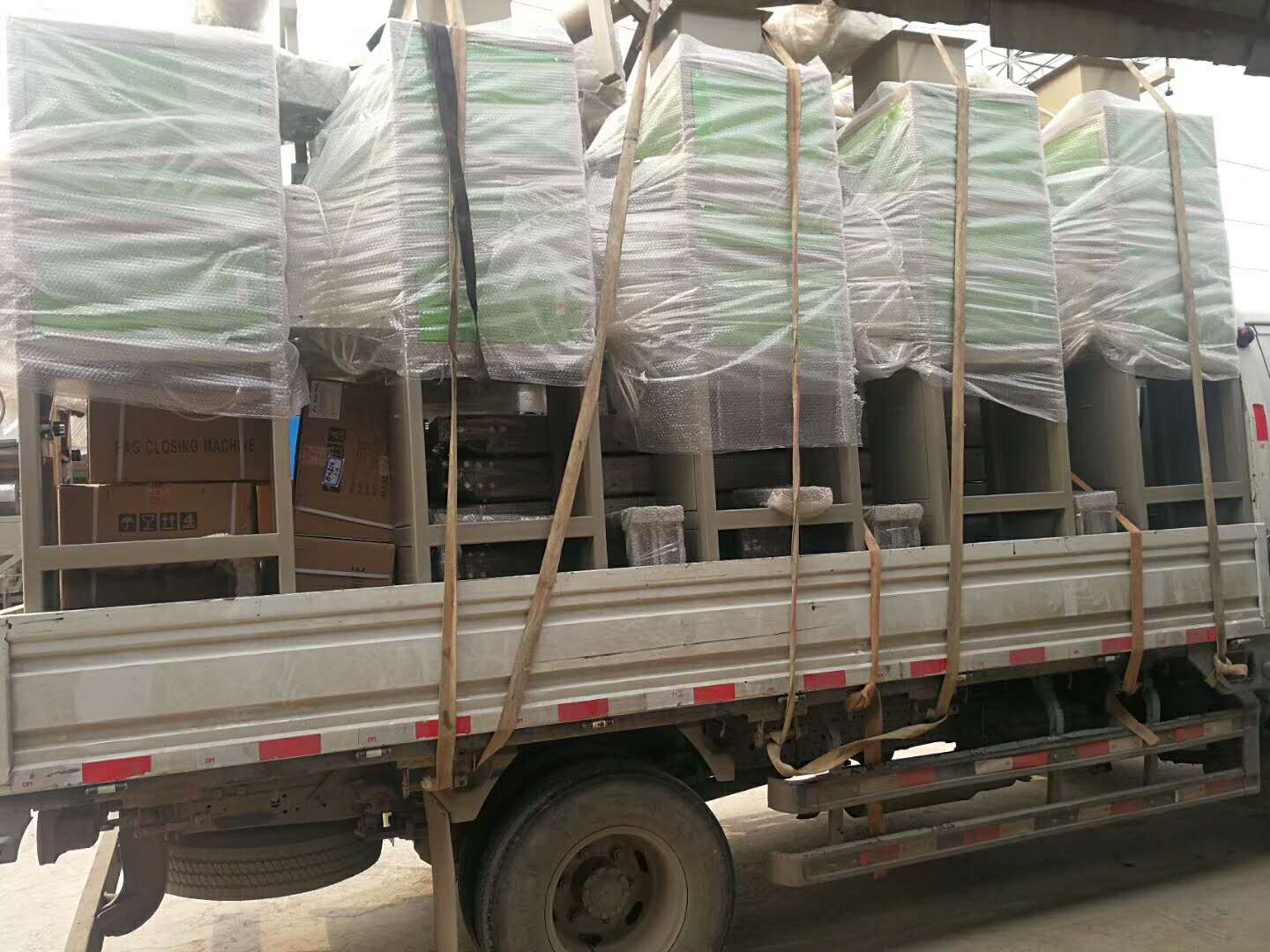 智能化肥立式包装机价格低 化肥包装机厂家质量有保证 肥料包装秤图片