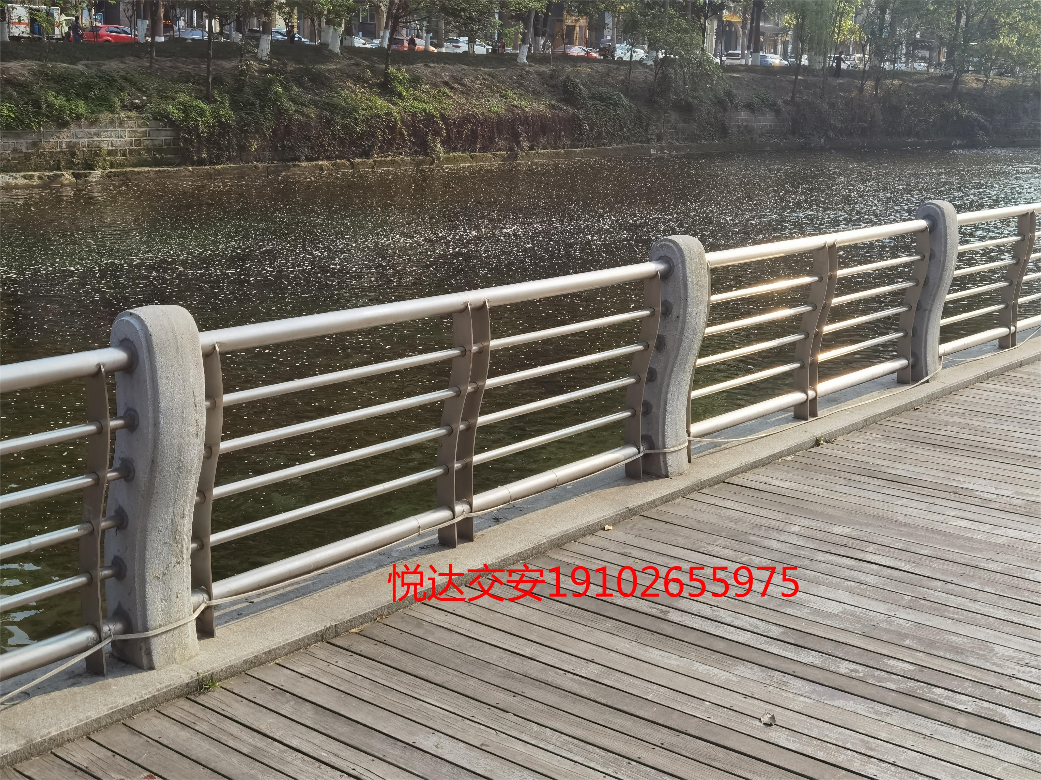 悦达交安：桥梁护栏不锈钢复合管图片