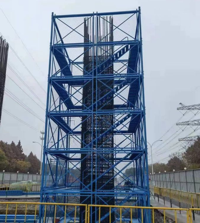 供应桥梁施工安全爬梯厂家-报价-哪里有 墩身操作平台 护网箱式笼梯图片