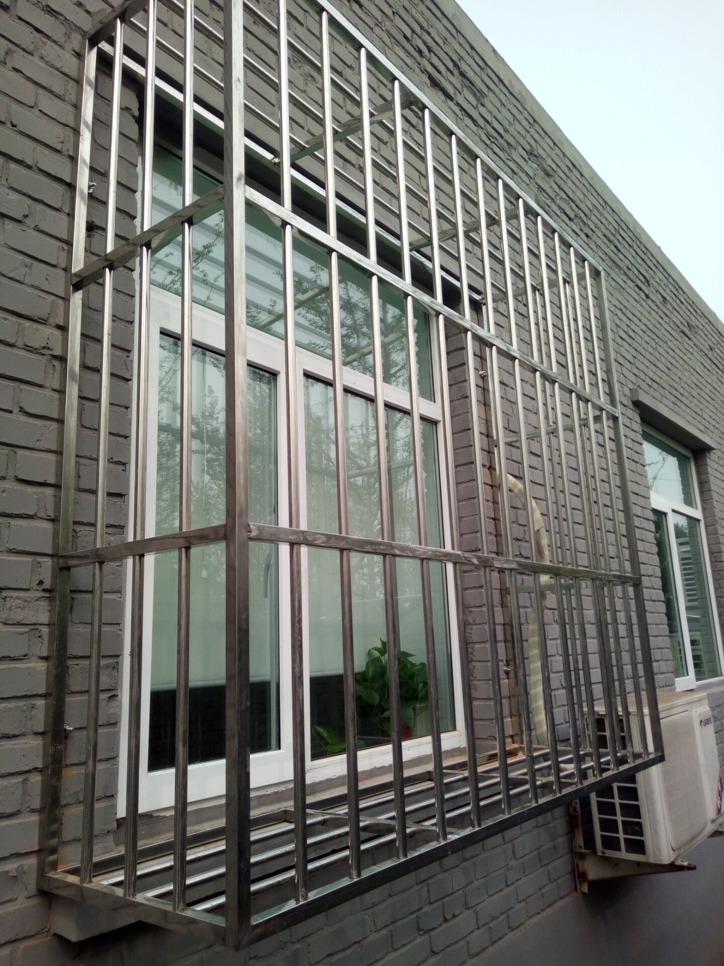 北京顺义机场窗户护网防护栏定做小区门围栏