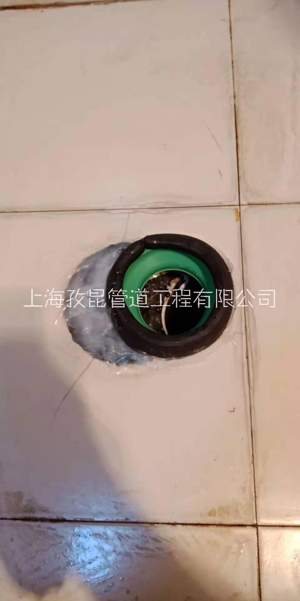 科勒马桶漏水维修 上海黄浦区疏通马桶  中山南路马桶堵塞通马桶 拆卸马桶取物图片