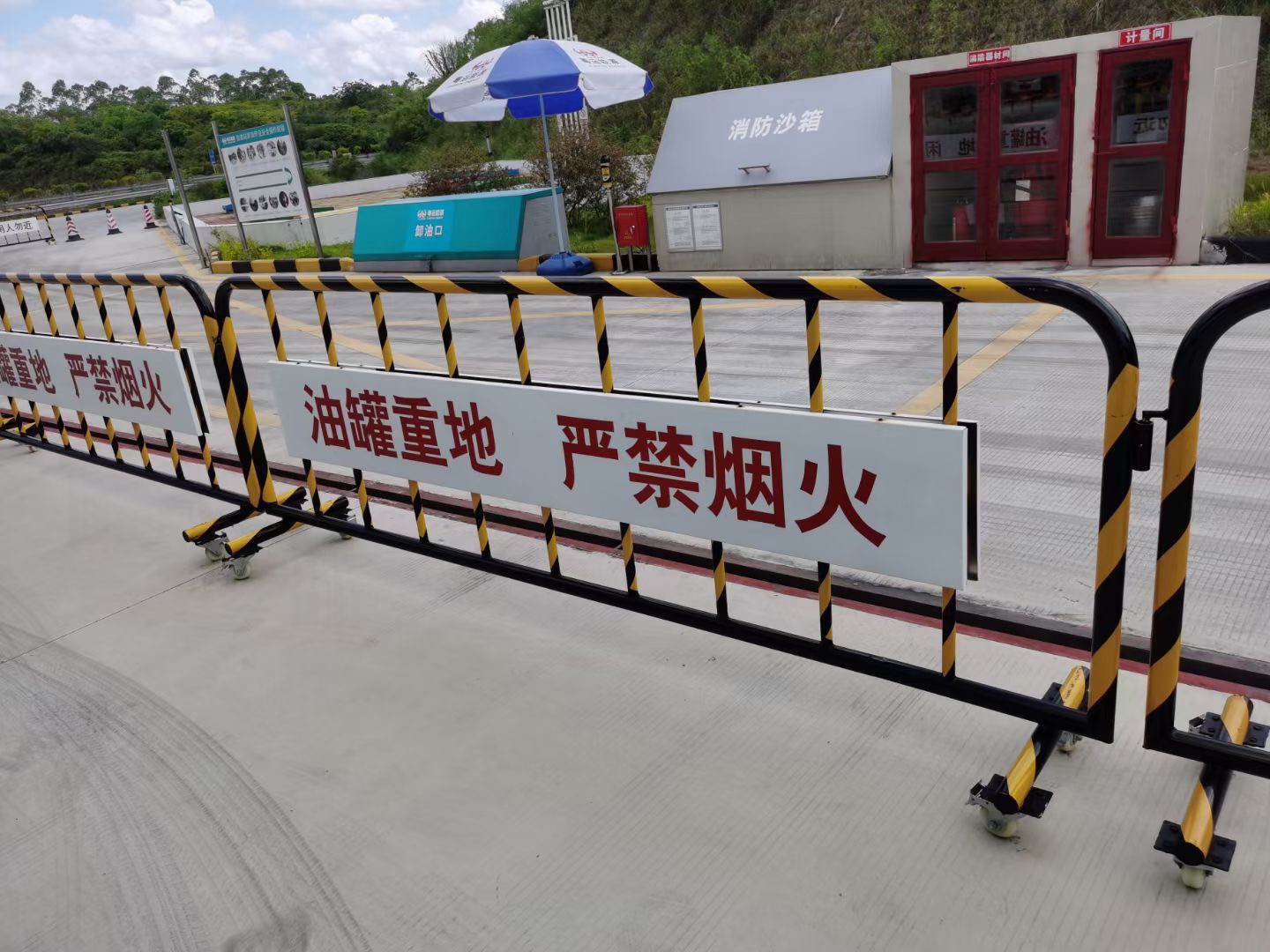 深圳驰路护栏怎么做政交通扁铁栏杆黄色底座人车分流栏 公路边护栏多少钱